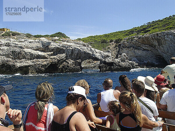 Touristen auf Booten besuchen die Tremiti-Inseln  Archipel der Tremiti  Apulien  Italien