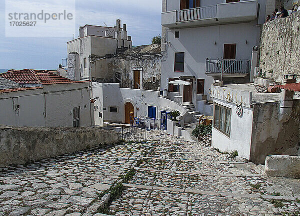 Eine Gesamtansicht von Peschici  Halbinsel Gargano  Apulien  Italien