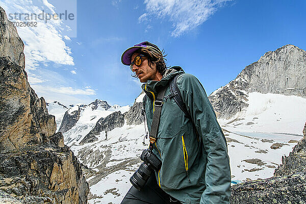 Kletterer mit Kamera  Bugaboo Property Released (PR)ovincial Park  British Columbia  Kanada