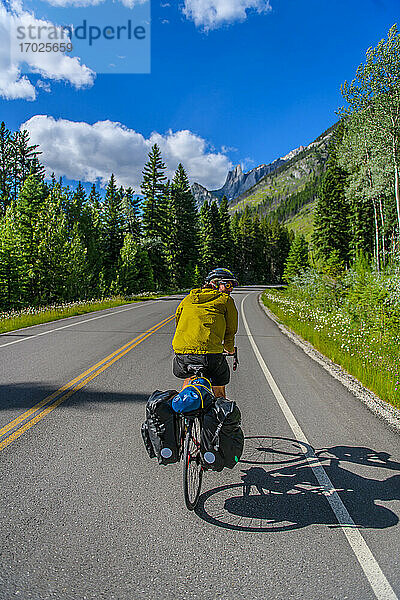 Mann beim Radfahren auf der Straße  Banff National Park  Alberta  Kanada