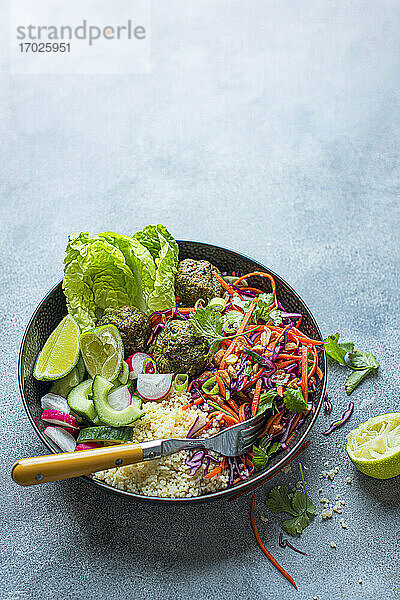 Vegetarische Buddha Bowl mit Couscous  Spinat-Falafel  Krautsalat und Gemüse