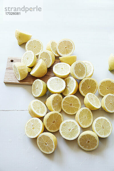 Viele halbierte Zitronen