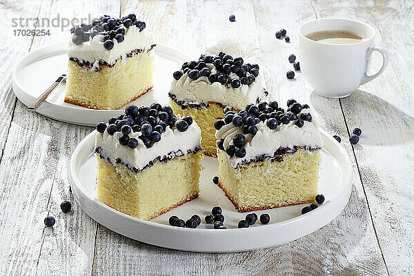 Joghurt-Vanille-Kuchen mit Sahne und Blaubeeren