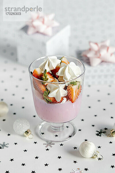 Erdbeer-Mascarpone-Dessert mit Baiser (weihnachtlich)
