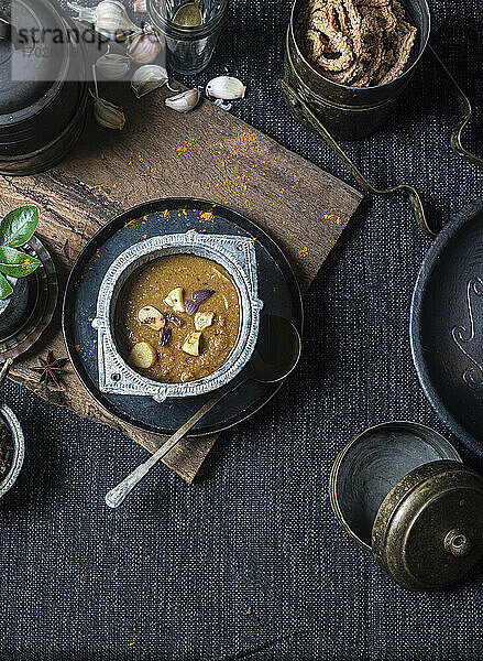 Veganes Knoblauch-Curry mit Kokospaste (Südindien)