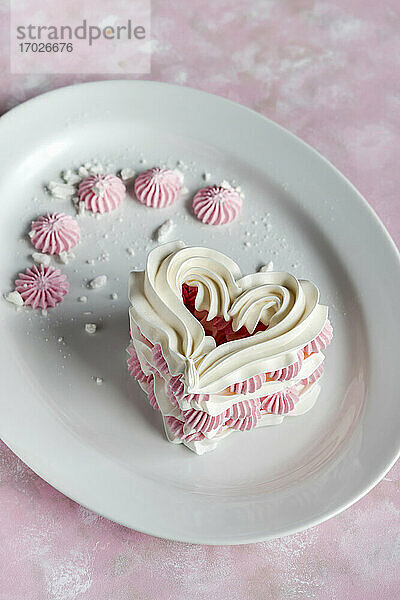 Baiser-Herz mit rosa Cremefüllung zum Valentinstag