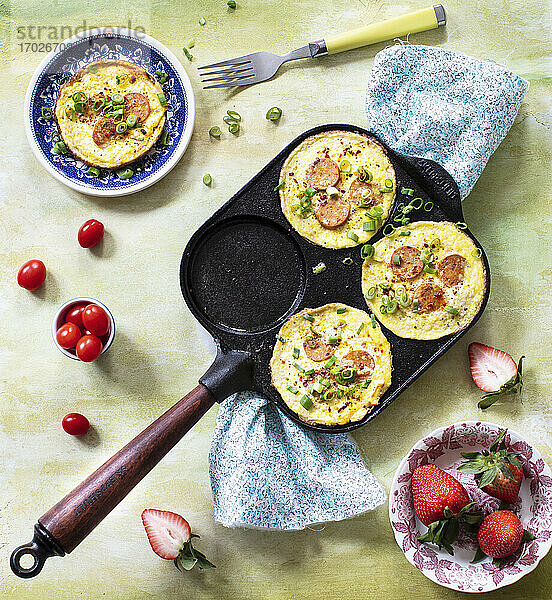Mini-Omeletts mit Würstchen in Omelettpfanne
