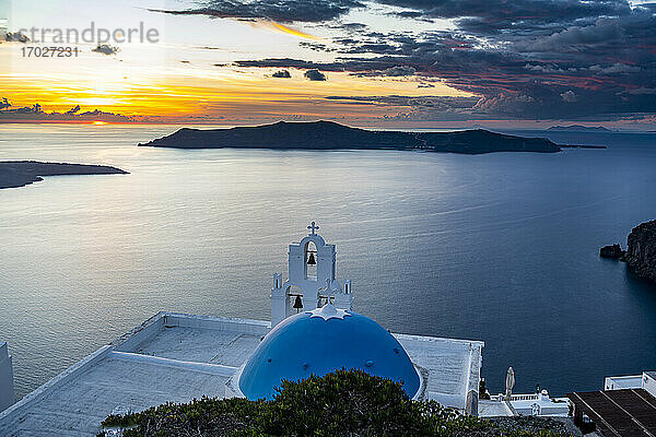 Sonnenuntergang über den Vulkaninseln von Santorin und Anastasi Orthodoxe Kirche bei Sonnenuntergang  Fira  Santorin  Kykladen  Griechische Inseln  Griechenland  Europa