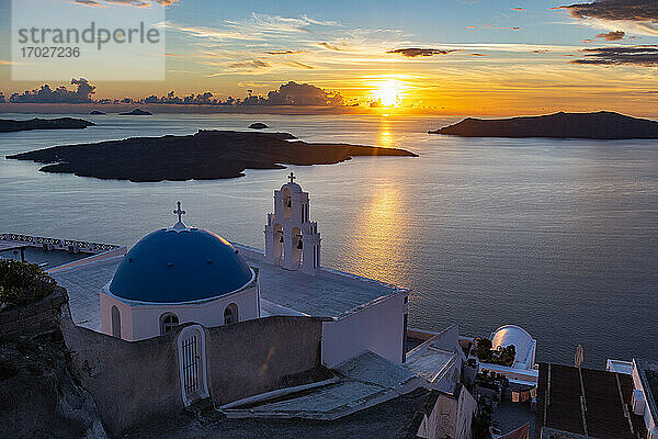 Sonnenuntergang über den Vulkaninseln von Santorin und Anastasi Orthodoxe Kirche bei Sonnenuntergang  Fira  Santorin  Kykladen  Griechische Inseln  Griechenland  Europa