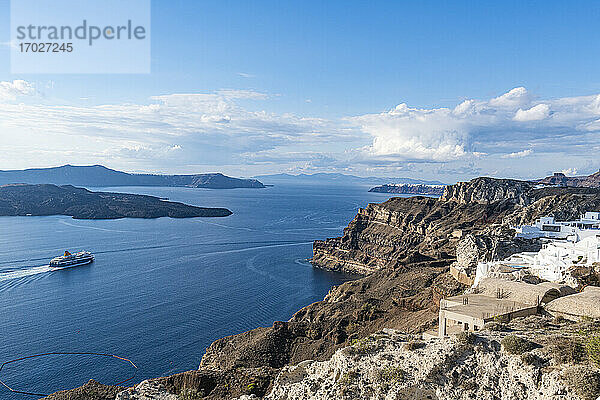 Fähre vorbei an der Caldera von Fira  Santorin  Kykladen  Griechische Inseln  Griechenland  Europa