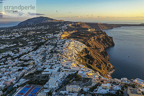 Luftaufnahme von Fira bei Sonnenuntergang  Santorin  Kykladen  Griechische Inseln  Griechenland  Europa