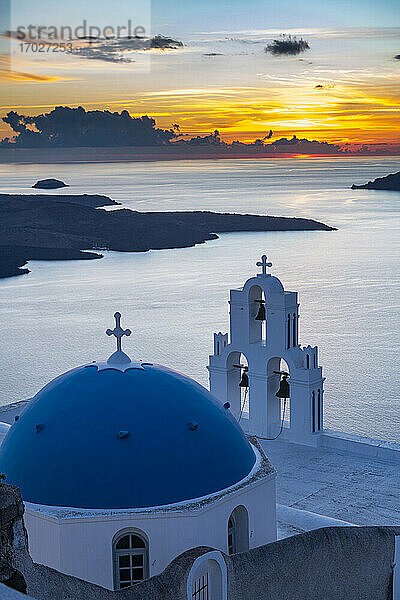 Sonnenuntergang über der Vulkaninsel Santorin und Anastasi Orthodoxe Kirche bei Sonnenuntergang  Fira  Santorin  Kykladen  Griechische Inseln  Griechenland  Europa