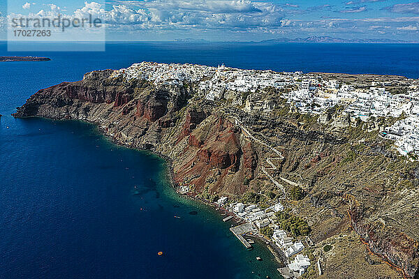 Luftaufnahme von Oia  Santorin  Kykladen  Griechische Inseln  Griechenland  Europa