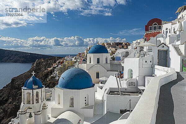 Weiß getünchte Kirche  Oia  Santorin  Kykladen  Griechische Inseln  Griechenland  Europa