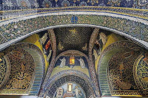 Schöne Mosaike in der Basilica di San Vitale  UNESCO-Weltkulturerbe  Ravenna  Emilia-Romagna  Italien  Europa