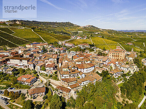 Luftaufnahme der Weinberge um Barolo  UNESCO-Weltkulturerbe  Piemont  Italien  Europa
