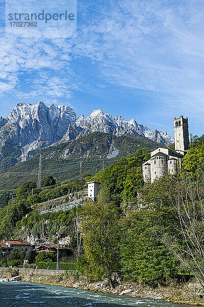 Blick über die Berge  Felsgravuren Nationalpark von Naquane  UNESCO-Weltkulturerbe  Valcamonica  Italien  Europa