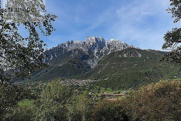 Blick über die Berge  Felsgravuren Nationalpark von Naquane  UNESCO-Weltkulturerbe  Valcamonica  Italien  Europa