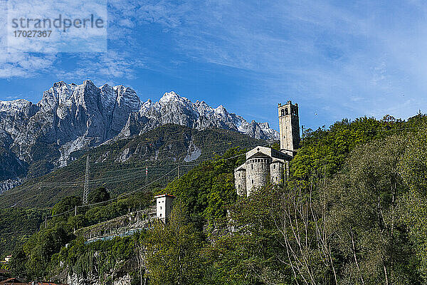 Blick über die Berge  Felsgravuren Nationalpark von Naquane  UNESCO-Weltkulturerbe  Valcamonica  Italien  Europa