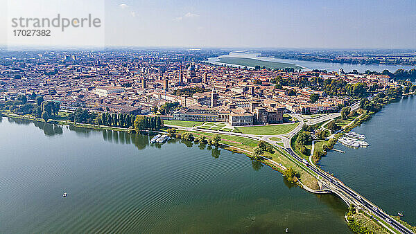 Luftaufnahme der Stadt Mantua  UNESCO-Weltkulturerbe  Lombardei  Italien  Europa