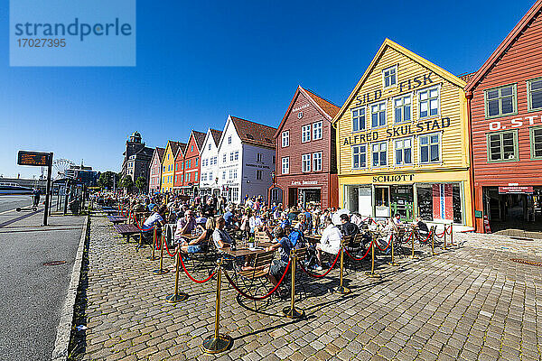 Open-Air-Cafés  Bryggen  Reihe hanseatischer Gebäude  UNESCO-Weltkulturerbe  Bergen  Norwegen  Skandinavien  Europa