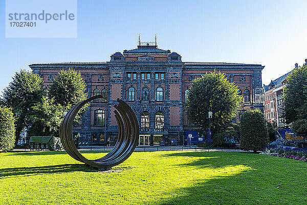 Severud-Denkmal vor dem Kode 1 Museum  Bergen  Norwegen  Skandinavien  Europa