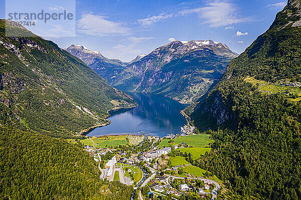 Blick über den Geirangerfjord  UNESCO-Weltkulturerbe  Sunnmore  Norwegen  Skandinavien  Europa