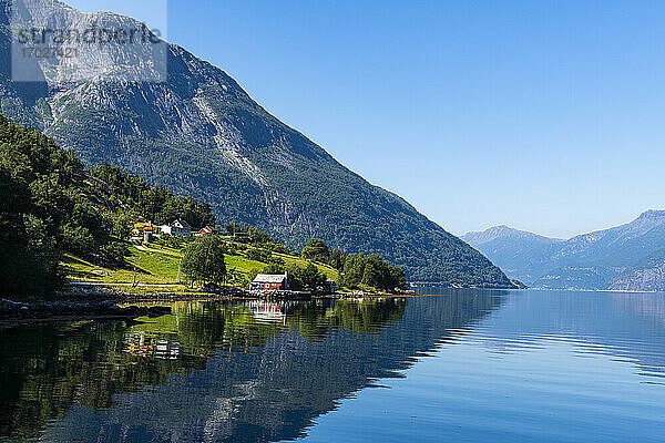 Wasserspiegelung in Eidfjord  Vestland  Norwegen  Skandinavien  Europa