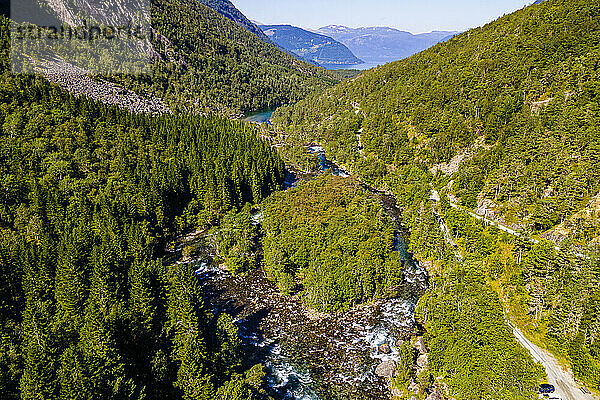 Luftaufnahme vom Tal des Wasserfalls Tveitafossen  Kinsarvik  Vestland  Norwegen  Skandinavien  Europa