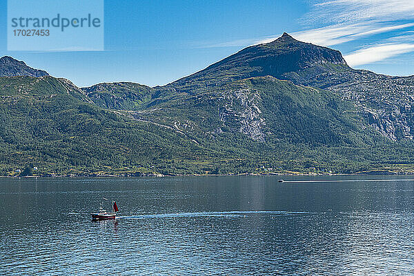 Kleines Boot vor schroffer Bergkulisse  Kystriksveien Küstenstraße  Norwegen  Skandinavien  Europa