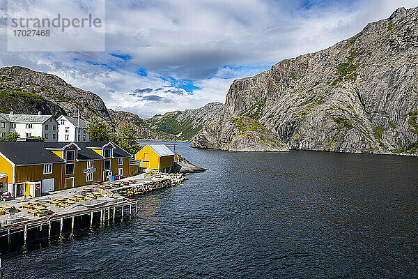 Hafen des kleinen Fischerdorfes Nusfjord  Lofoten  Nordland  Norwegen  Skandinavien  Europa