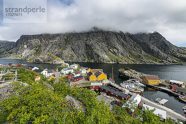 Blick über das kleine Dorf Nusfjord  Lofoten  Nordland  Norwegen  Skandinavien  Europa