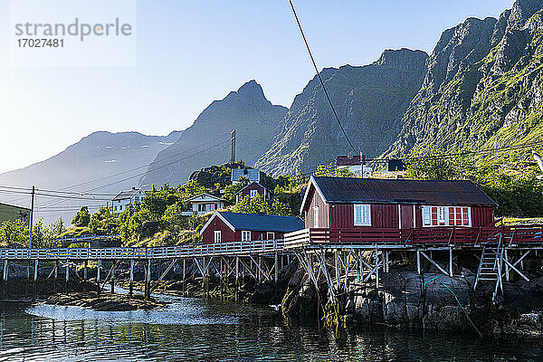 Typische rote Häuser im Dorf A  Lofoten  Nordland  Norwegen  Skandinavien  Europa
