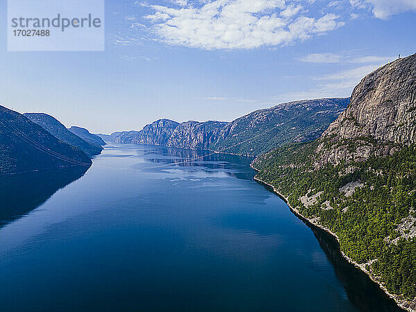 Reflektionen von Bergen im Wasser  Lystrefjord (Lysefjord)  Rogaland  Norwegen  Skandinavien  Europa