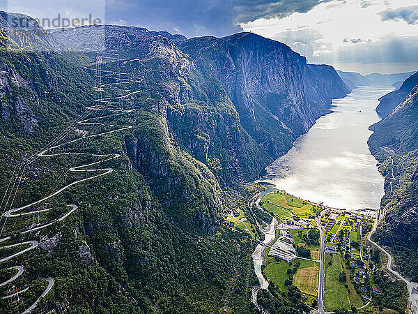 Zickzackstraße hinunter nach Lysebodn  am Ende des Lystrefjord (Lysefjord)  Rogaland  Norwegen  Skandinavien  Europa