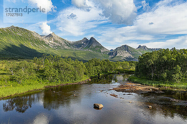 Schöner Fluss in den Bergen von Andenes  Senja Panoramastraße  Norwegen  Skandinavien  Europa