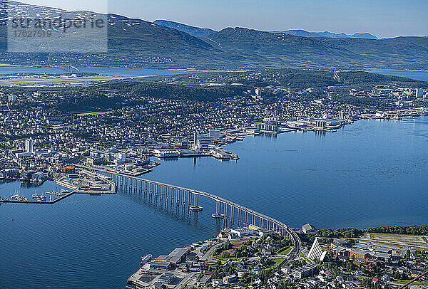 Blick über Tromso von Fjellstua  Tromso  Norwegen  Skandinavien  Europa