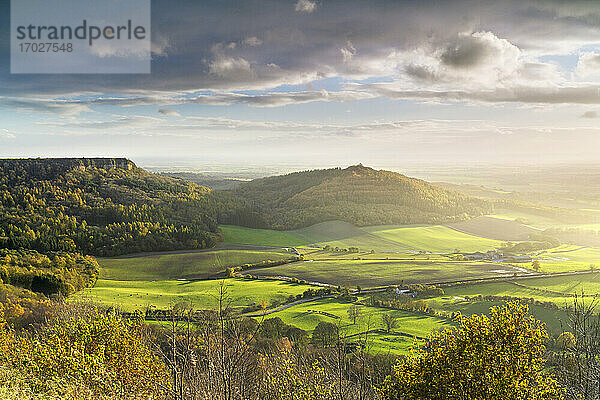 Dramatisches Wetter und Himmel über dem Vale of York von Sutton Bank  The North Yorkshire Moors  Yorkshire  England  Vereinigtes Königreich  Europa