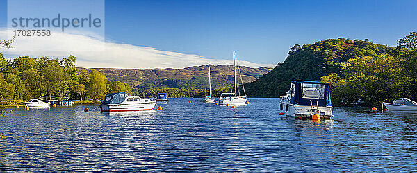 Kleine Boote vor Anker  Loch Lomond  Bucht bei Aldochlay  Argyll und Bute  Schottland  Vereinigtes Königreich  Europa