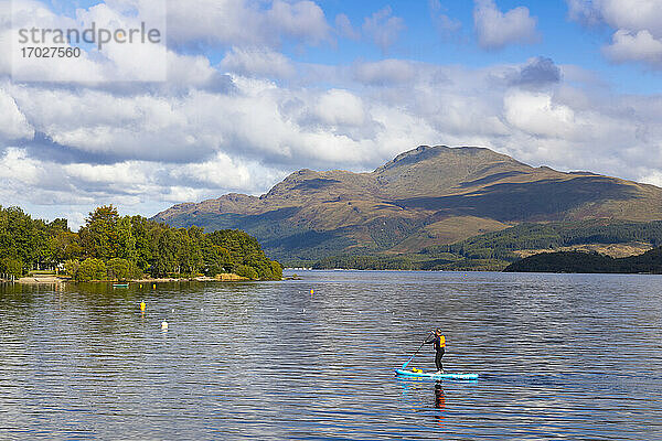 Paddle Boarding  Luss  Loch Lomond  Ben Lomond  Argyll und Bute  Schottland  Vereinigtes Königreich  Europa