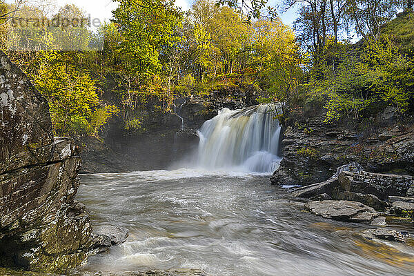 Wasserfall  Falls of Falloch  Fluss Falloch  Glen Falloch  Stirlingshire  Schottland  Vereinigtes Königreich  Europa