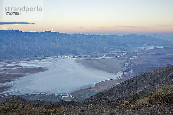 Blick bei Mondlicht über das Badwater Basin zur Panamint Range  Dante's View  Death Valley National Park  Kalifornien  Vereinigte Staaten von Amerika  Nordamerika