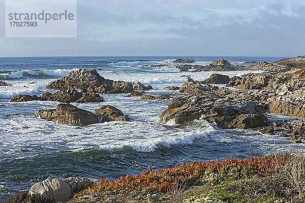Mächtige Wellen des Pazifischen Ozeans schlagen gegen die felsige Küste der Monterey-Halbinsel  Pacific Grove  Monterey  Kalifornien  Vereinigte Staaten von Amerika  Nordamerika