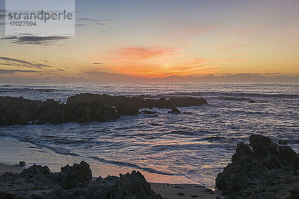 Blick über den Pazifischen Ozean von der felsigen Küste der Monterey-Halbinsel  Sonnenuntergang  Pacific Grove  Monterey  Kalifornien  Vereinigte Staaten von Amerika  Nordamerika