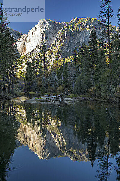 Hohe Granitfelsen  die sich im ruhigen Merced River spiegeln  Herbst  Yosemite Village  Yosemite National Park  UNESCO Weltkulturerbe  Kalifornien  Vereinigte Staaten von Amerika  Nordamerika