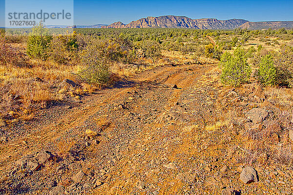 Raue Straße  die zum Südrand des Rattlesnake Canyon südöstlich von Sedona in der Wet Beaver Wilderness führt  Arizona  Vereinigte Staaten von Amerika  Nordamerika