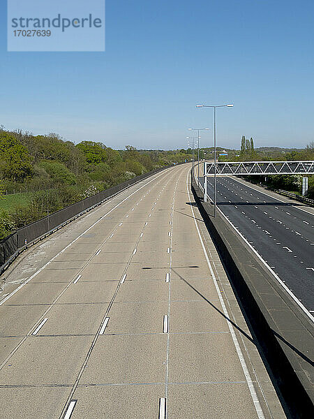 Leere Autobahn A3 in der Zeit der Covid-Sperrung  Surrey  England  Vereinigtes Königreich  Europa