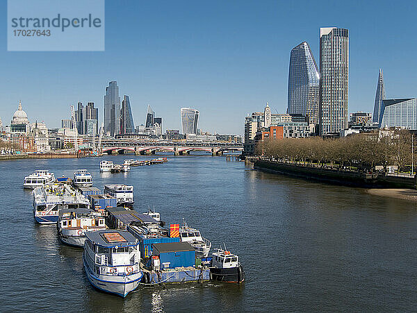 Skyline der Stadt und Themse von Waterloo Bridge  London  England  Vereinigtes Königreich  Europa