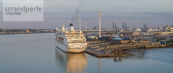 London Cruise Terminal  Kreuzfahrtschiff MV Columbus  Tilbury  Hafen von London  Themse  Essex  England  Vereinigtes Königreich  Europa