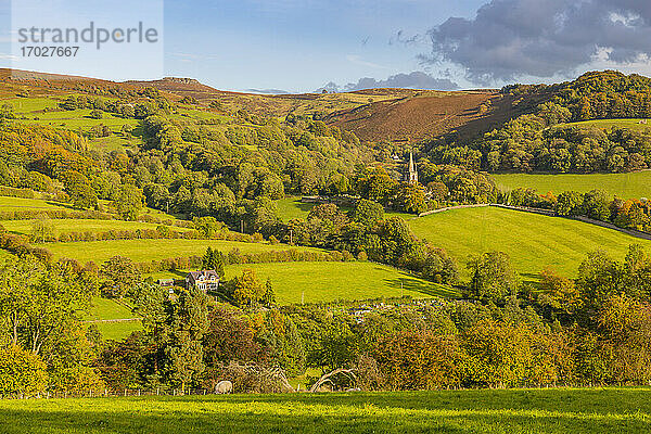 Blick auf Hathersage und Landschaft Herbstfarben  Derbyshire Peak District  Derbyshire  England  Vereinigtes Königreich  Europa